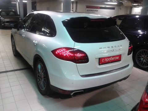 Porsche Cayenne S Hybrid сзади в Москве