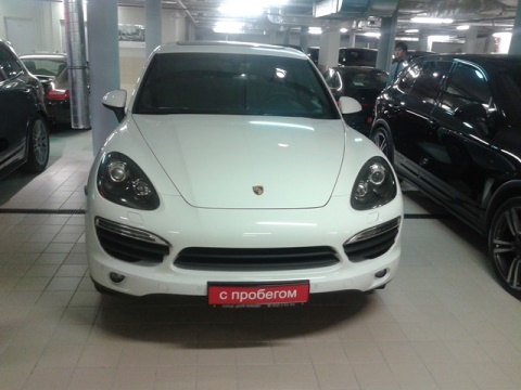 Porsche Cayenne S Hybrid спереди в Москве